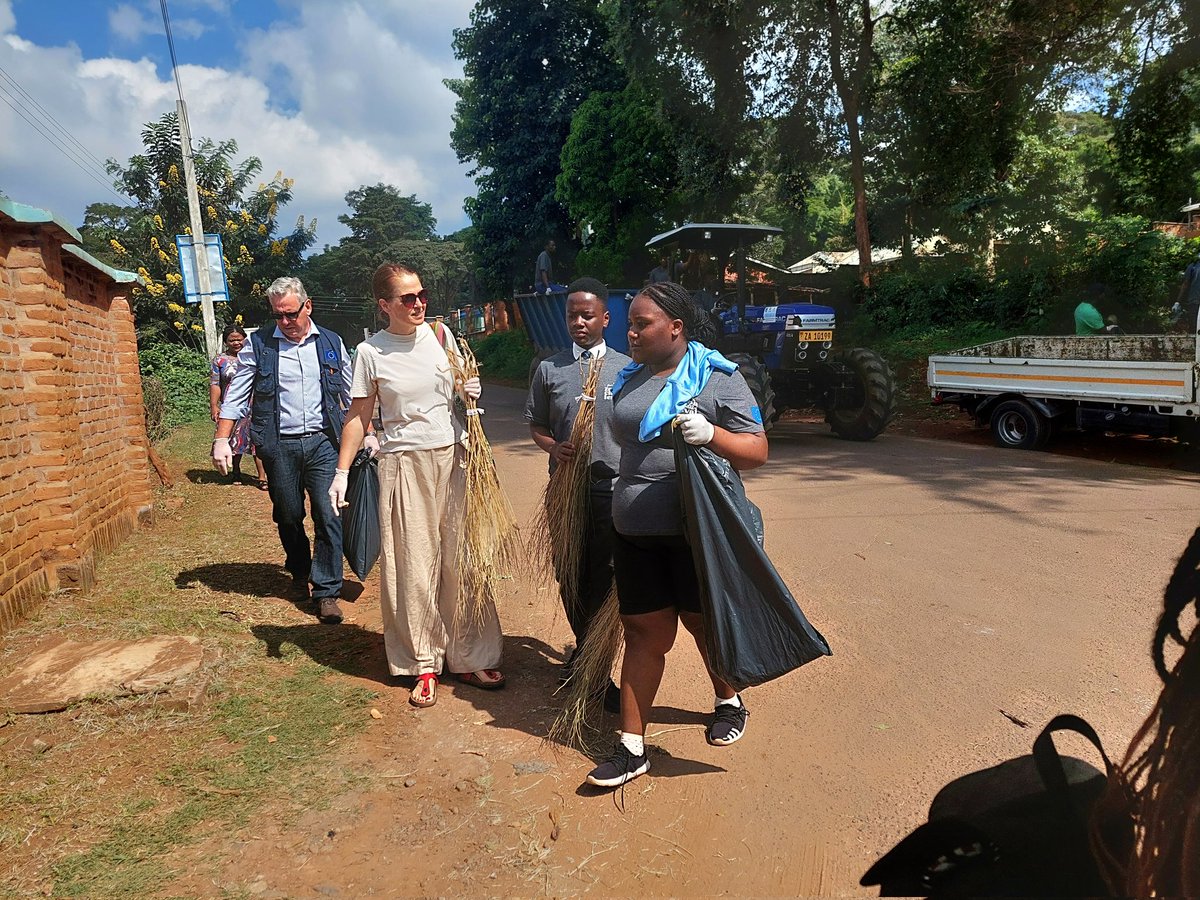Great fun to join this morning, a group of young people for the Zomba City clean-up exercise to kick start the events of Zomba City Festival this weekend and also to wind-up my mission to the Southern Region. What an inspiring week this has been! @EUinMalawi