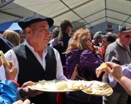 😲¿Quieres saborear el Queso Roncal de la nueva temporada? 🧀Mañana sábado, dentro de los actos del día de la almadia se procederá a realizar el corte del nuevo queso y posteriormente se dará a degustar al público. 🌅Nos vemos en Burgui-Burgi. 🐑El tesoro de los Pirineos.