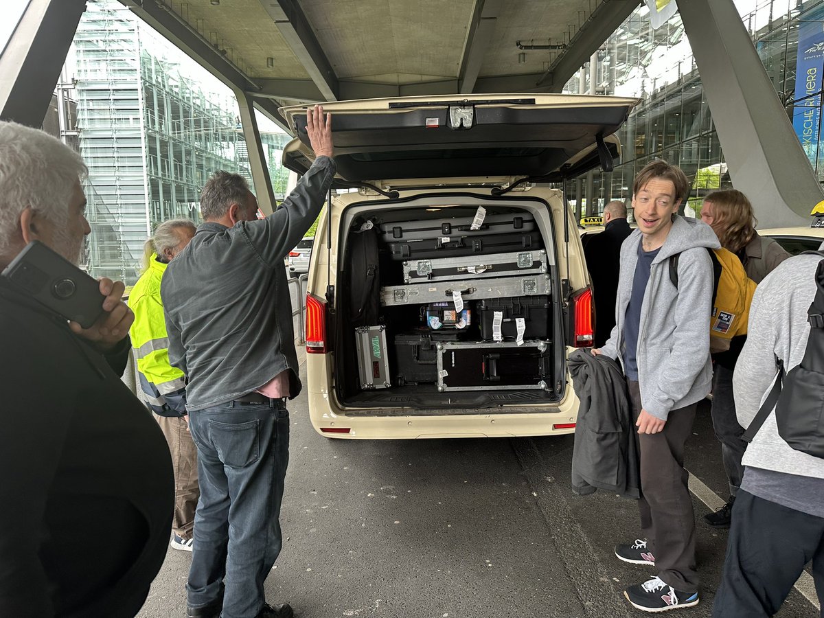 Arrive at Köln airport, the local cabbies get out to observe a young driver thriving in the challenge of a 10 piece pack. @copopfestival tonight!