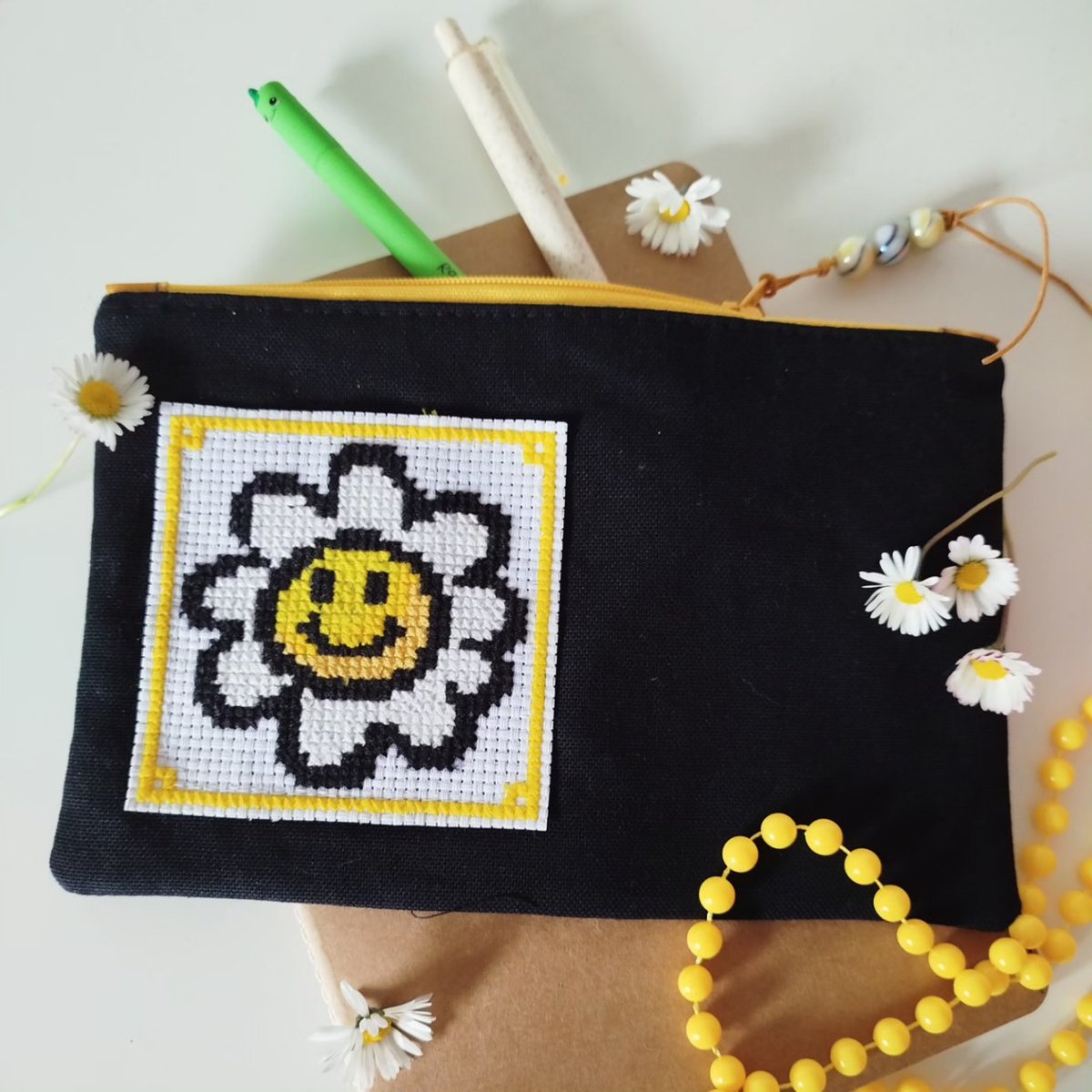 schildegard's tweet photo. Gänseblümchen gegen schlechte Laune. 🌼

Manchmal muss es einfach simpel sein und so eine kleine Kreuzstichstickerei macht viel her.

Na, wisst ihr aus welchem Spiel dieses lächelnde Gänseblümchen stammt?

#Handarbeitsclub
#Nähbubble
#Kreuzstich 
#Crossstitch
#Handmade https://t.co/orMatVTRfI