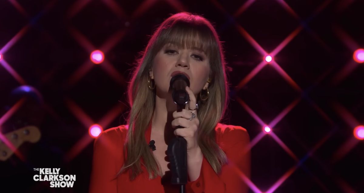 Kelly Clarkson covers Olivia Rodrigo's 'Can't Catch Me Now' on the recent segment of Kellyoake on The Kelly Clarkson Show buff.ly/3xTMmYT