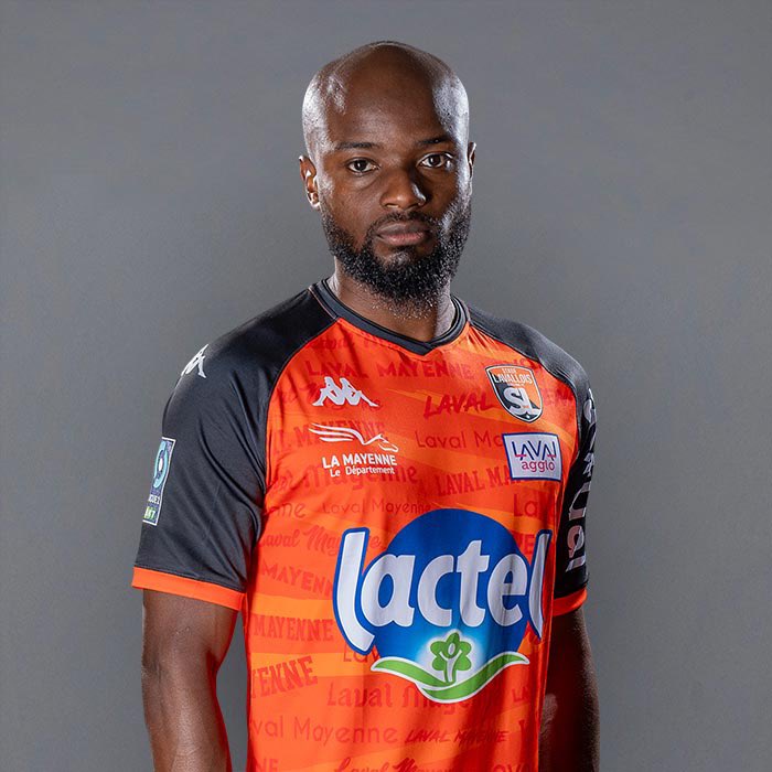 eurofootcom's tweet image. 🚨🏥 François-Xavier Fumu Tamuzo, who was forced to retire from football at the age of 29, has assigned Pfizer and BioNTech laboratories to determine if the Covid-19 vaccine could have had an impact on his body, reports @lequipe. 👨‍🔬