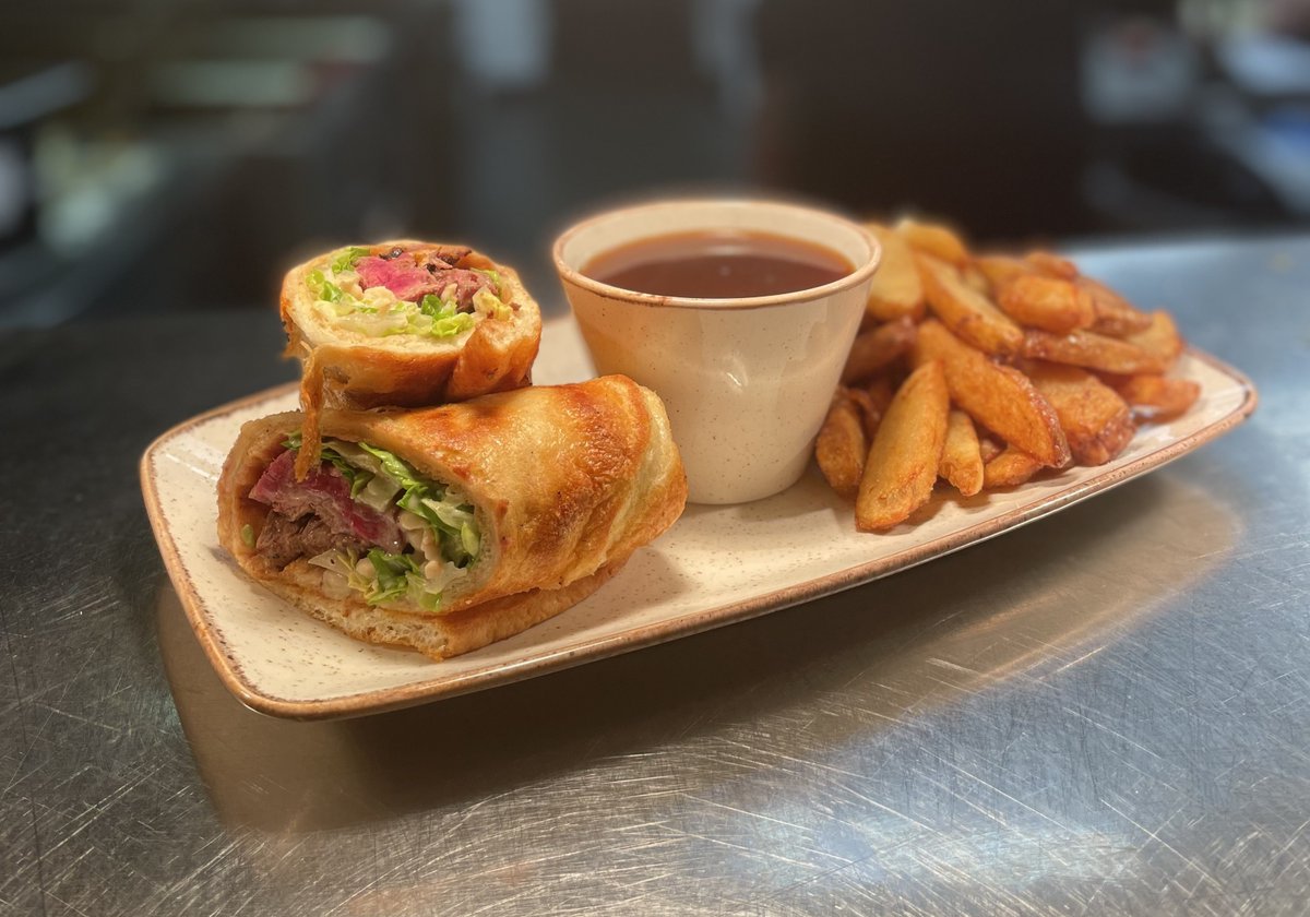 🍴🥔Yorkie Pudding Wrap🥕🍴

-Rump steak served with horseradish, wrapped in a Yorkshire pudding, served with fries and gravy 🤤

- Cant go wrong can you!

#YorkshirePudding #Yorkshire #Beverley