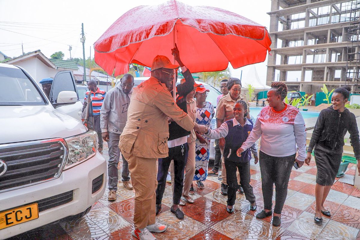 Mwenyekiti wa Chama Taifa Mhe. @freemanmbowetz tayari amewasili Musoma mkoani Mara tayari kuongoza maandamano ya amani. Tangu alfajiri ya leo na mpaka sasa mchana mvua kubwa inanyesha wilayani Musoma. #VuguvuguLaKudaiHaki #WikiYaMaandamano