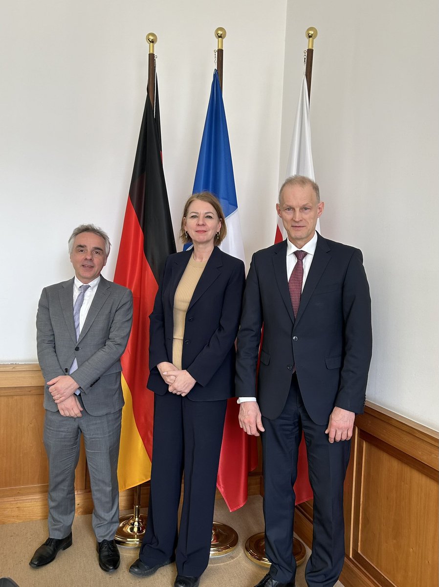 Very good in-depth discussion on #AsiaPacific in the #WeimarTriangle format. 🇩🇪-🇫🇷-🇵🇱 will coordinate even more closely on #IndoPacific in particular on maritime and economic #security.