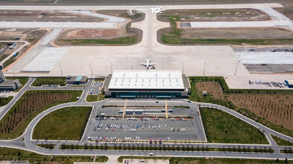 Elazığ Havalimanı’mızda martta; 👥: Hizmet verilen yolcu: 60.144 ✈️: Uçak trafiği: 553 📦: Taşınan yük: 479 ton 2024’ün ilk üç ayında; 👥: Hizmet verilen yolcu: 200.484 ✈️: Uçak trafiği: 1.638 📦: Taşınan yük: 1.694 ton #DHMİ Çalışıyor, Türkiye Uçuyor! #UAB