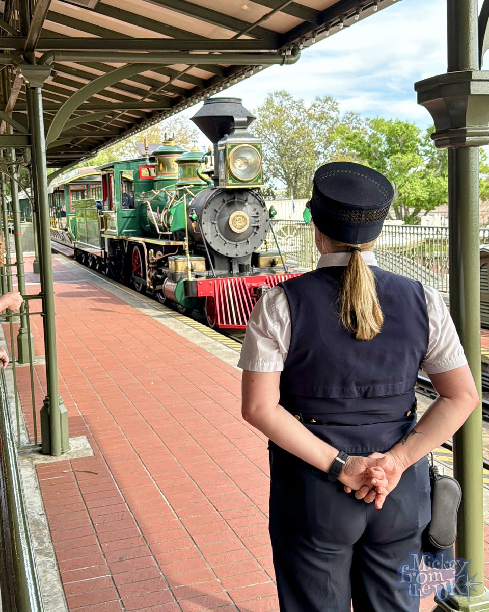 mickeyfromtheuk's tweet photo. All aboard! Walt Disney World Railroad - Main Street, U.S.A. Coming into station at the Magic Kingdom.
#disneyworld #waltdisneyworld #disneyparksuk #disneyparks #disneyuk #magickingdom #disneytrain #waltdisneyworldrailroad https://t.co/T9dotZI1WM