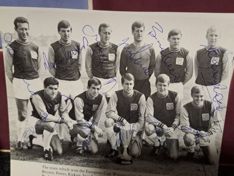 WEST HAM FULLY SIGNED ALL 11 1965 ECWC TEAM PIC BOBBY MOORE HURST PETERS SEALEY

£199.99 currently

1 bid, 10 watchers

Ends Fri 3rd May @ 8:07pm

ebay.co.uk/itm/WEST-HAM-F…

#ad #whu #whufc #coyi