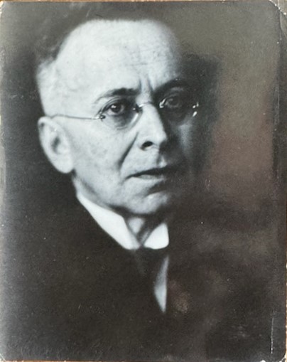 Zum 150. Geburtstag #KarlKraus. Nr. 50. Porträts III: Die ebenso berühmte Lotte Jacobi (1896-1990) fotografierte KK um 1930. Ich lernte sie 1983 in New Hampshire kennen. Über Kraus sagte sie zu mir: „I think he liked me“. Der spätere Abzug ist unten links mit Stahlfeder signiert.