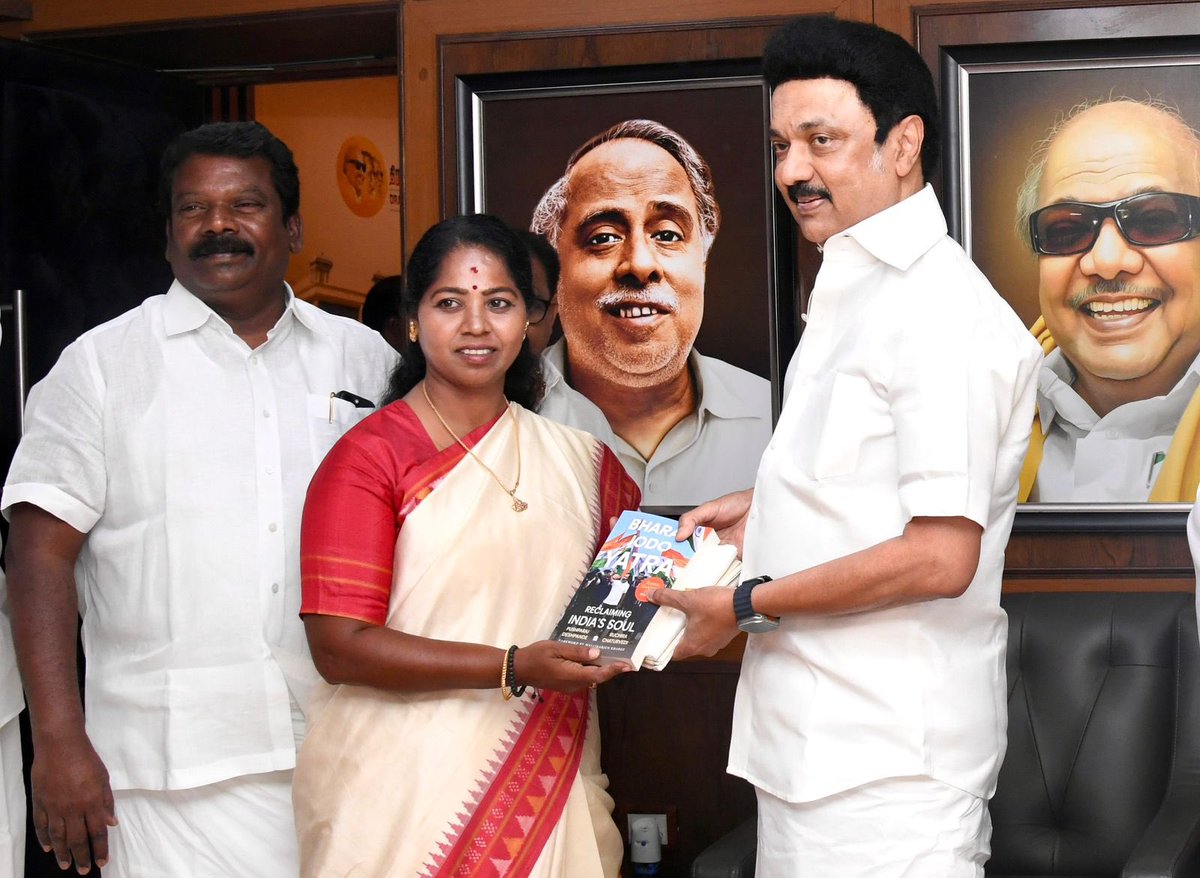 Presented a copy of the #BharatJodoYatra book where I have shared my experience as a Bharat Yatri walking alongside Shri @RahulGandhi to our Hon’ble CM Thiru @mkstalin

Thank you once again to @gurdeepsappal , @PushparajVD & @RuchiraC for this opportunity. 

@HarperCollinsIN