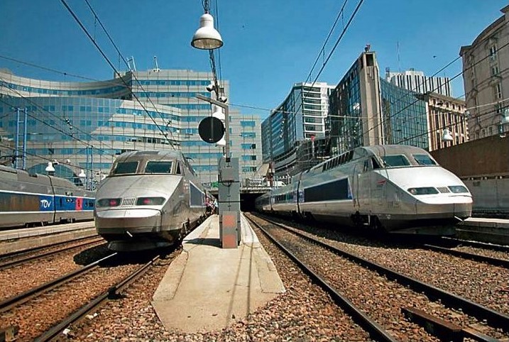 => #Paris =>#gareMontparnasse : des =>#TGV prêts à filer vers l'Atlantique (Bretagne, Vendée, Aquitaine, Pays Basque ...) ou qui en reviennent. Fin des années 2000.
Auteur inconnu, source : skyscrapercity.com