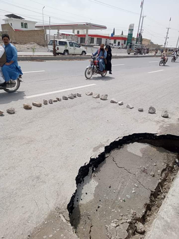 Millions spent on #Quetta's Siryab Road-Chakki Shahwani, but shoddy workmanship leaves it unsafe. Taxpayer money wasted yet again. #QualityMatters
