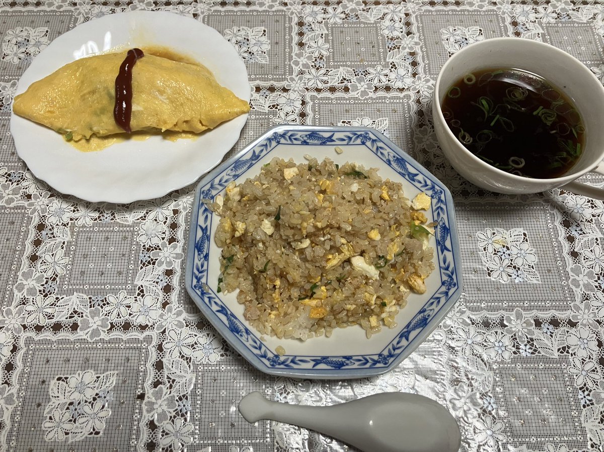 ハンチョウが食べてたから食べたかったカニチャーハン
ハンチョウが食べてたオムレツライスのオムレツ(キャベツは買えない)
山岡さん、雄山が聞いた来憤死する化学調味料増し増しの炒飯スープ
以上夕飯