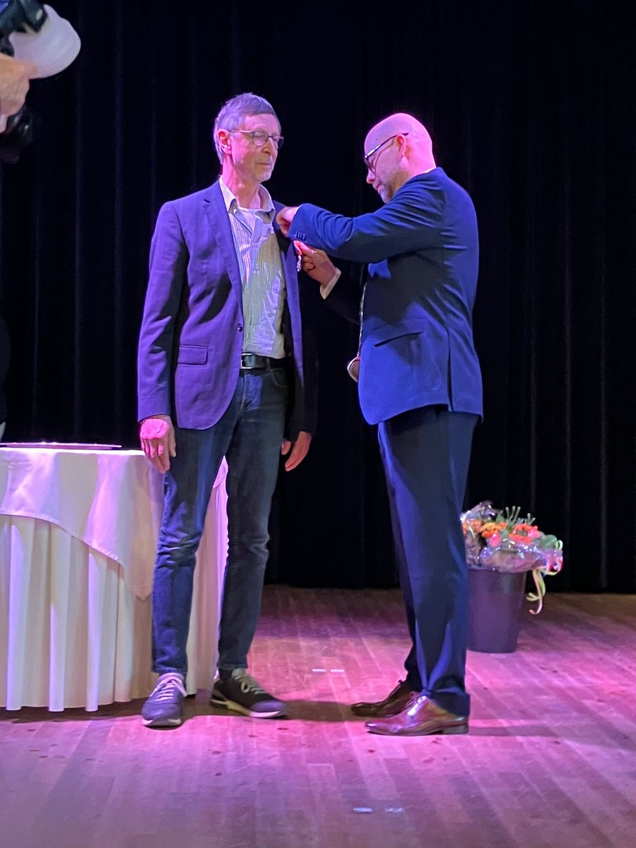Zustertuin's tweet image. Albert Keulen is benoemd tot lid in de orde van oranje Nassau. Al 36 jaar actief voor de Zustertuin in diverse functies. Gefeliciteerd Albert.