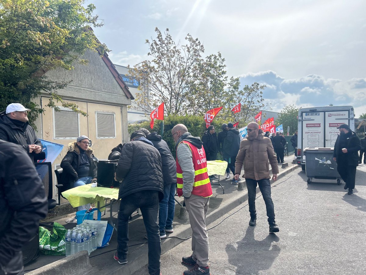 Avec les salariés en grève de Keolis d’Argenteuil et de Bezons. Les effets de la Délégation de Service Public sont ravageurs : conditions de travail dégradées, désorganisation, service public en danger. Soutien total.#Valdoise #Argenteuil