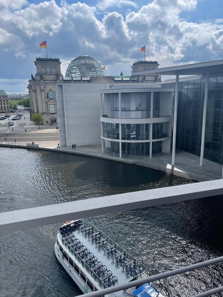 Gestern am Girl’s Day besuchte mich Lola aus meinem Wahlkreis. Dabei erhielt sie Einblicke in die Arbeit einer Politikerin im Bundestag. Der #GirlsDay fördert Gleichberechtigung & ermöglicht Mädchen, verschiedene Berufsfelder kennenzulernen. Danke für Dein Interesse Lola!