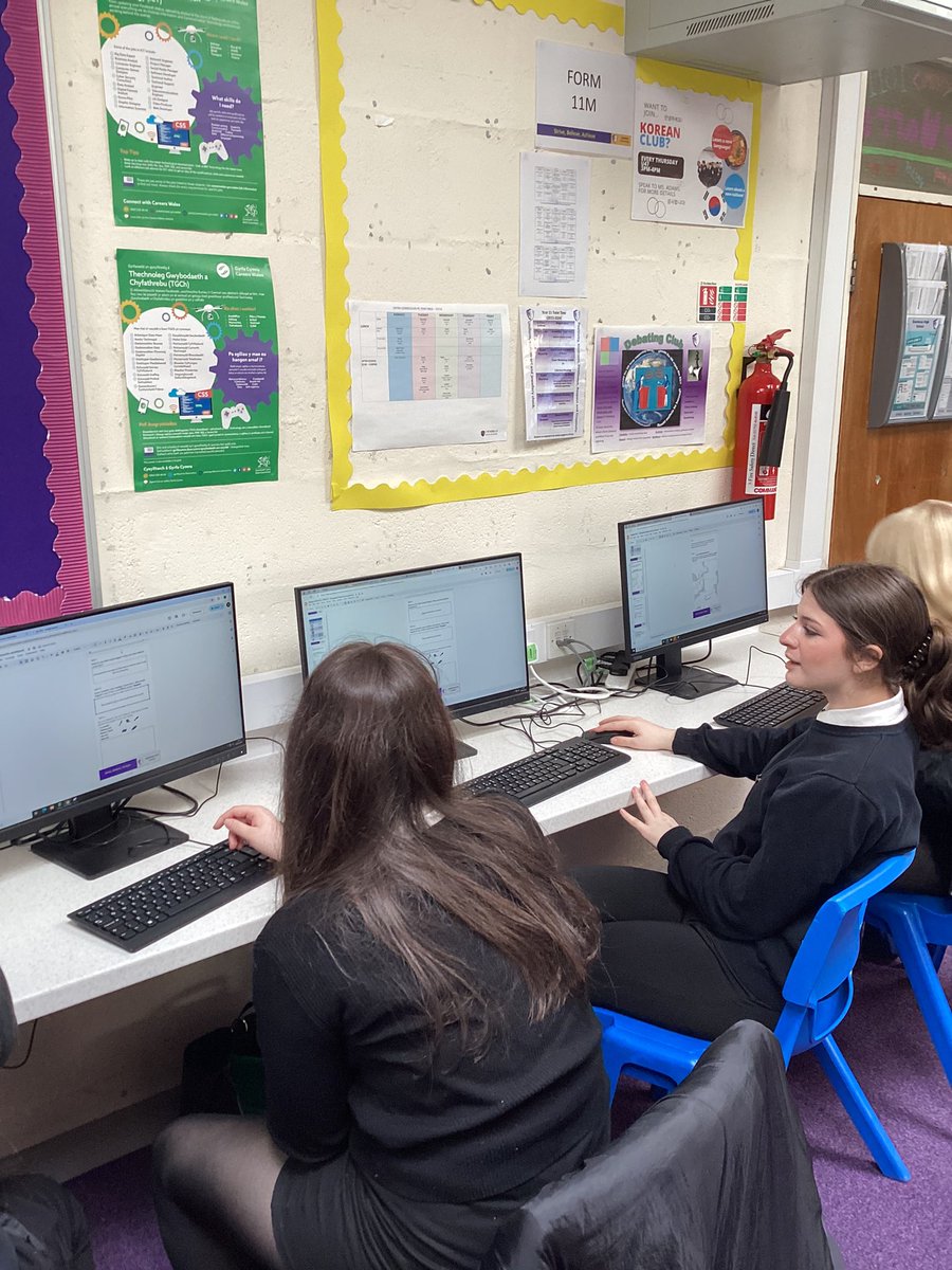 @CwmbranHigh year 9 students looking at internet cable connection across the world and identifying single cable connections. Then highlighting the negatives with this. #NotInMissOut #StriveBelieveAchieve