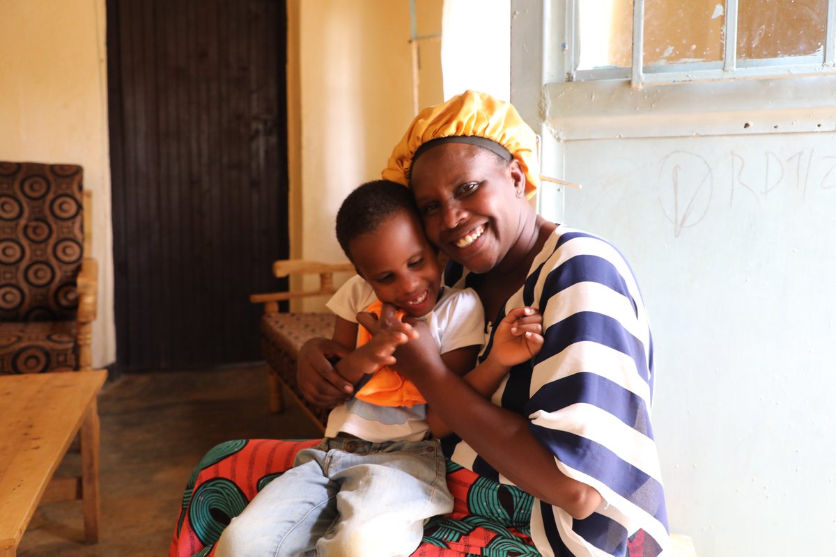 Holiness can walk!🤩

Born with multiple disabilities, she took her first steps at 6 years old thanks to physio & her mom's love.

Now she plays freely!

@unicefrw & partners are ensuring improved quality of life #ForEveryChild

Read Holiness' story👇🏾
unicef.org/rwanda/stories…