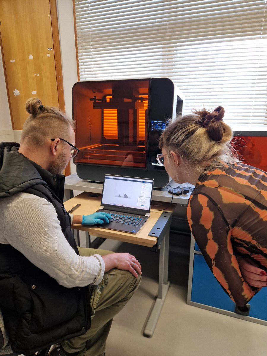 Today, @elisabeth_txt and @emlthom spent some time with Dawid Sych from The New History of Bronze project @ArchAncHistLeic, exploring how we can use #3DPrinting and scanning to aid our research and outreach.

We’re excited to see what comes out of it; watch this space! ✨🔍