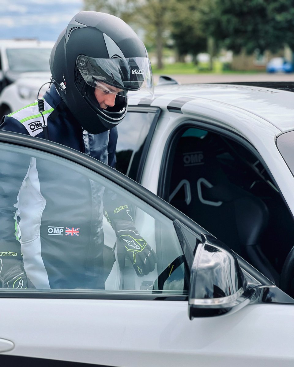 Enjoyed learning the different driving style between kart and car. The car definitely absorbed the bumps more! 
#bmw140 #motorsport #motorsportuk #trackcar #racing #driver #kingslynn #norfolk