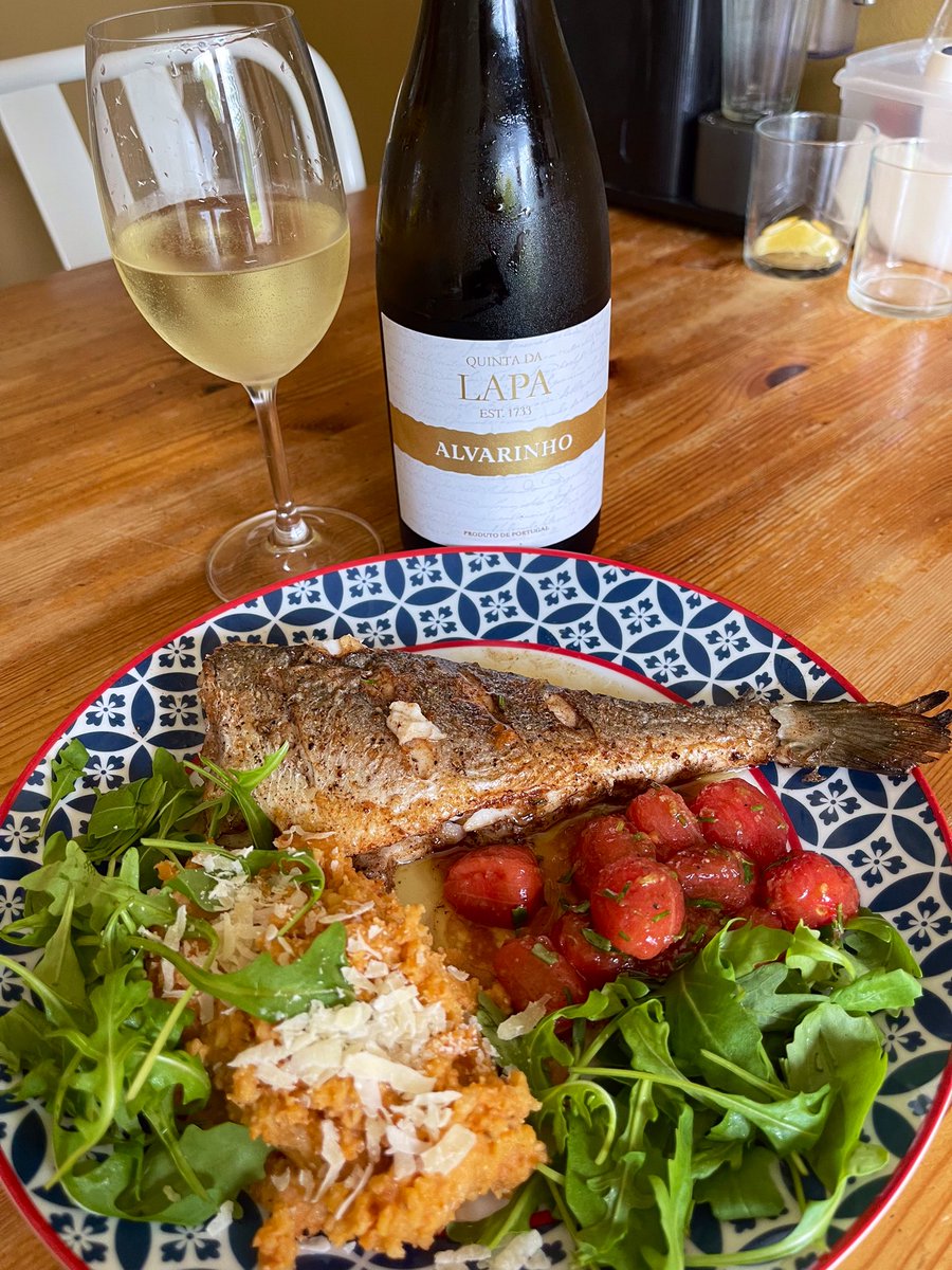 joukesp's tweet photo. #FridayLunch #Daurade #RedPestoPotatoMash #MarinatedBabyTomatoes #Rucola #Alvarinho
1st try: daurade (gold bream) w red pesto-potato mash, marinated baby tomatoes & rucola.
More than decent Alvarinho by Lapa.
Don’t ask about the weather! Won’t see the sun until next wk Saturday! https://t.co/x76KivH6ru