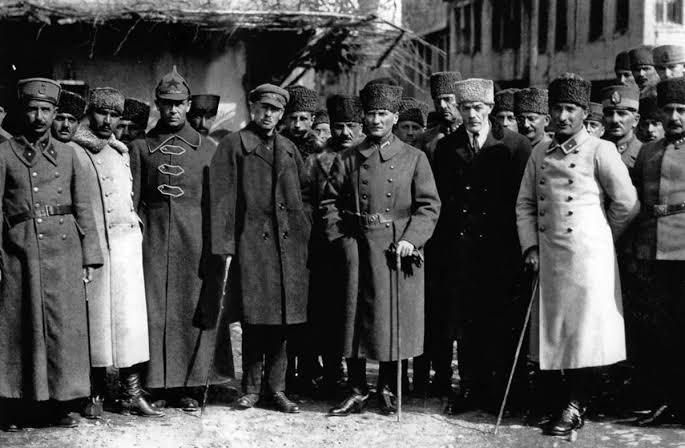 104 yıl önce bugün 26 Nisan 1920’de Mustafa Kemal, 1.Türkiye Büyük Millet Meclisi Başkanı ve 1.İcra Vekilleri Heyeti Reisi olarak Rusya lideri Lenin’e emperyalist işgale karşı karşılıklı yardım talebinde bulunan bir mektup yazdı. Bu mektupta Mustafa Kemal, kurtuluş savaşı…