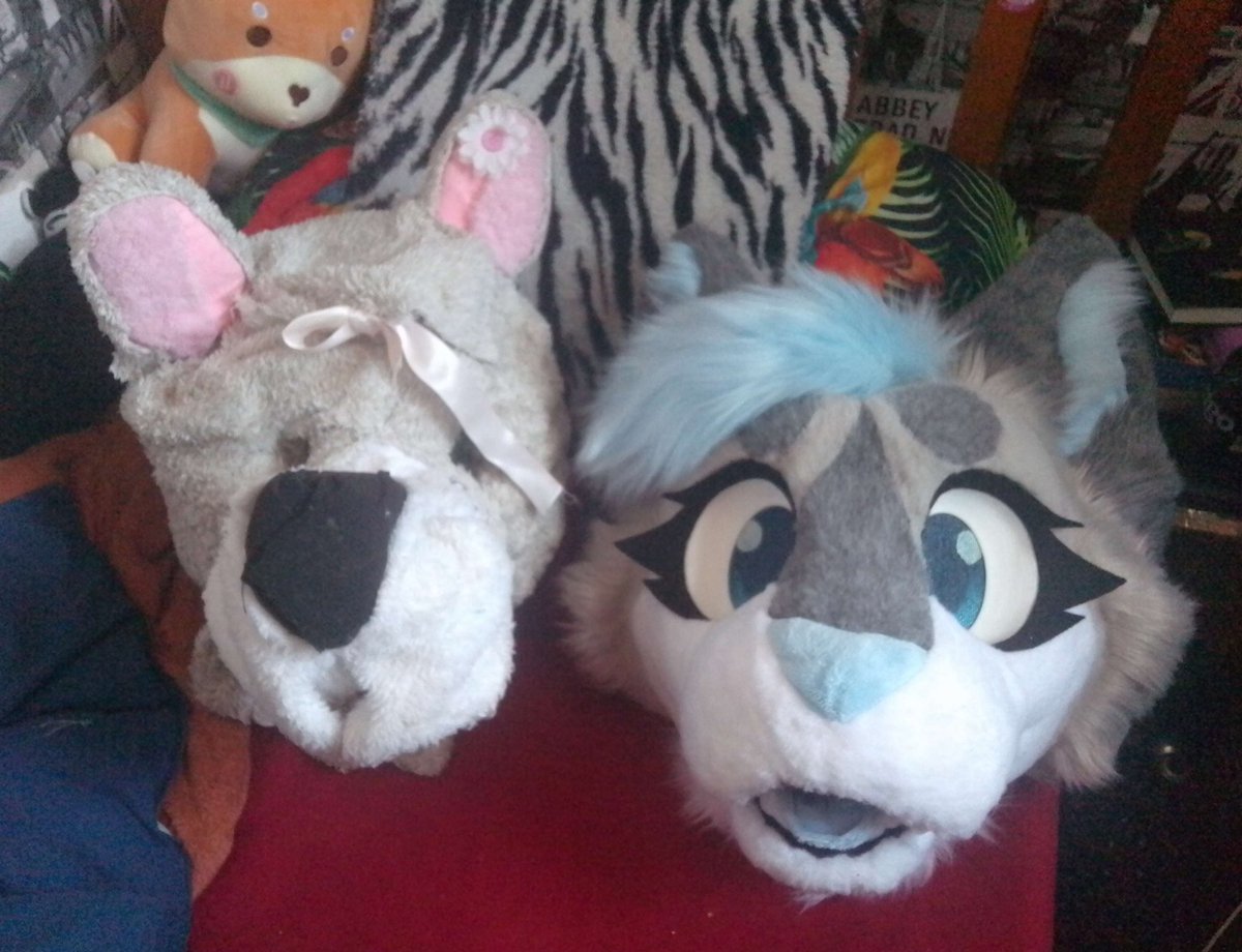 SlushieSuits's tweet photo. @Latinvixen the only image I have of her is this one lol
Crystal was a mix of cardboard, paper mache, and car sponges. the 'fur' was from a dressing gown 😭
over the span of 7 ish years I've definitely improved a lot! https://t.co/YXqFlBcQA8