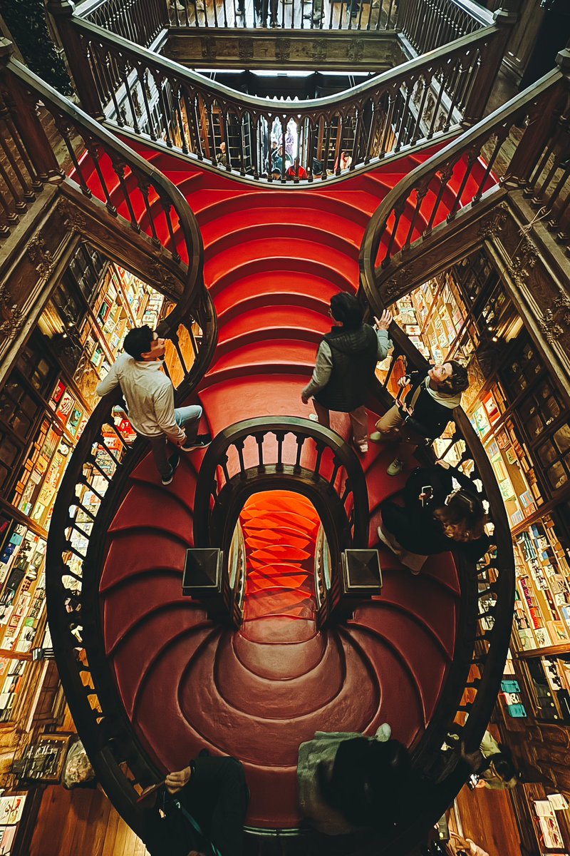 ハリーポッターの作者が構想を得たと言われている1906年にオープンしたポルトのレロ書店。この美しいカーブを描く階段に魅了される人で今日も長蛇の列ができていた。