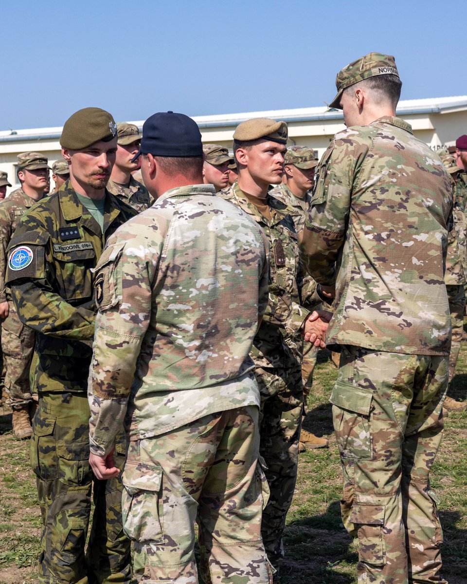 Soldiers from 🇺🇸🇧🇬🇧🇪🇭🇺🇳🇱🇫🇷🇷🇴 graduated from Air Assault School at Mihail Kogălniceanu Air Base, Romania, enhancing #agility &amp; teamwork among <a href="/NATO/">NATO</a> Allied forces. #AgileForces #StrongAndStrategic