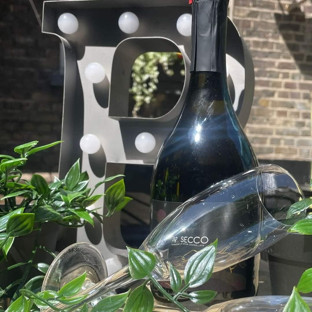 It's Fridayyyyy🥂🥂
Bottles of Prosecco for £20 all day 🥂🥂

#prosecco #proseccoo'clock #friday #weekend #sw5 #westbrompton #earlscourt