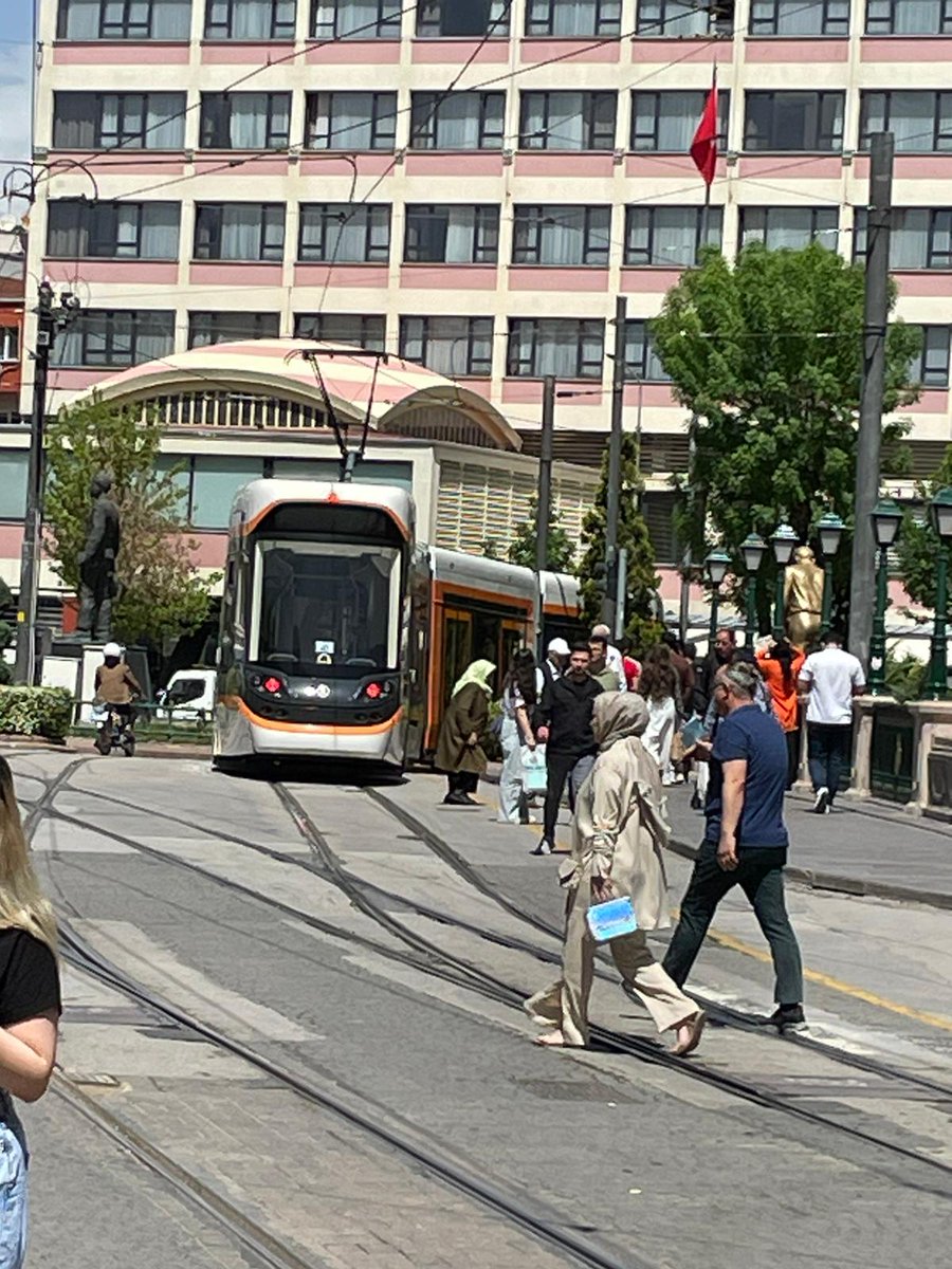 Köprübaşı mevkiinde tramvay kaza yaptı. Şehir hastanesi hattı aracının kazası sonrası şu an için bu hat kullanılamıyor.