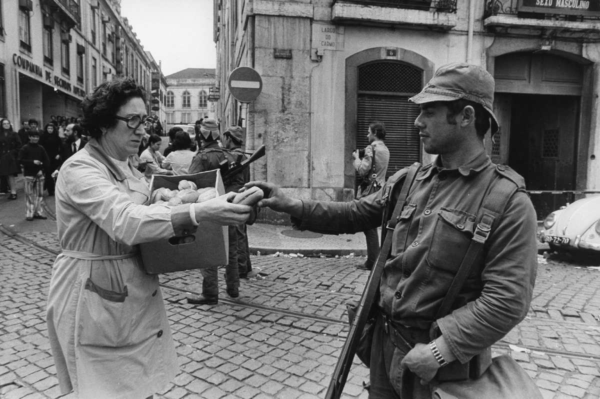 La Bibliothèque Gulbenkian est heureuse de partager le très documenté et très enrichissant article d’Emanuela Prosdotti : Portugal, #25avril1974 : la #RévolutiondesŒillets 🔗histoirebnf.hypotheses.org/26956 [@laBnF] – [@hypothesesorg]