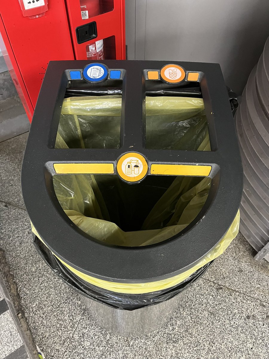 MercedesCdV's tweet photo. #Reciclaje en #Atocha : tres posibilidades, una bolsa ¡muy practico! 😜 https://t.co/9SuVs7rwLt