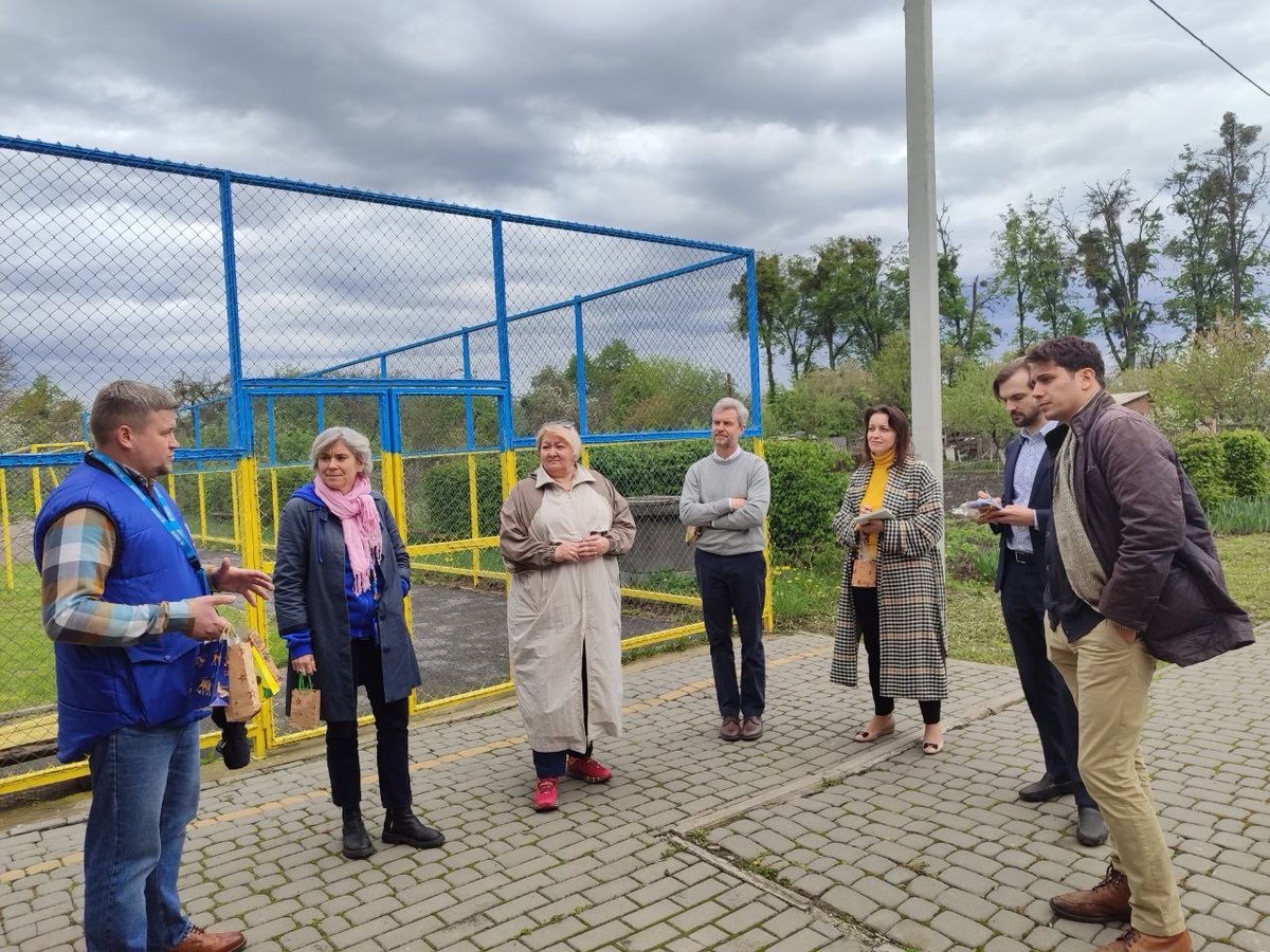 Yesterday, @StatePRM joined UNHCR in Vinnytsia🇺🇦 to meet displaced 👨‍👩‍👧+ witness their road to recovery. 🙏to the people of 🇺🇸 for your support, enabling us to help Tamila & her son, who fled from Kupiansk, to move out of the collective site + find a sustainable housing solution.