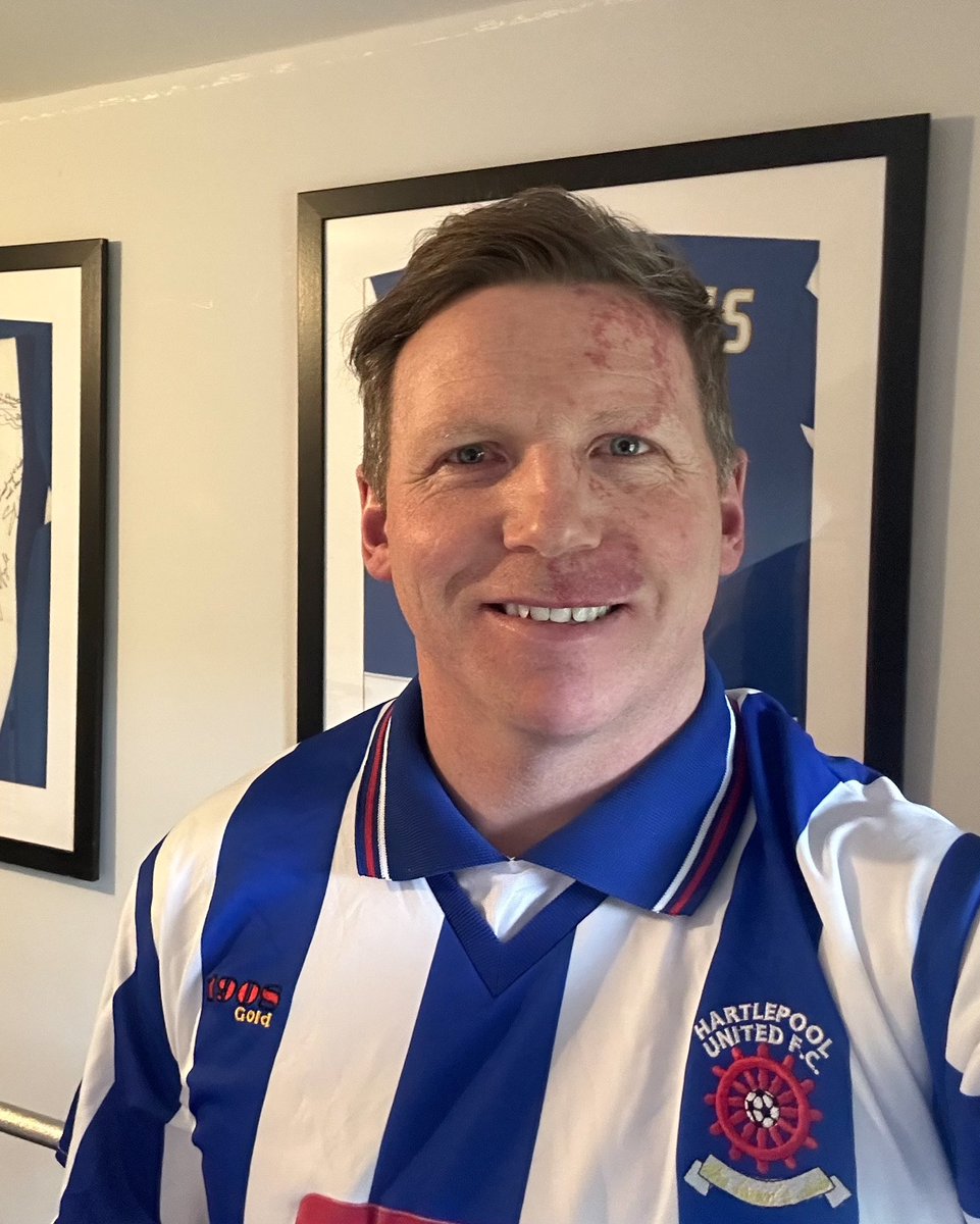Representing his former team @Official_HUFC 🔵⚪️ A classic Pools’ shirt for PFA Player Services Executive @ritchiehumphs on #FootballShirtFriday 👌 #HUFC @BobbyMooreFund 👕 | cruk.ink/44hCtAd