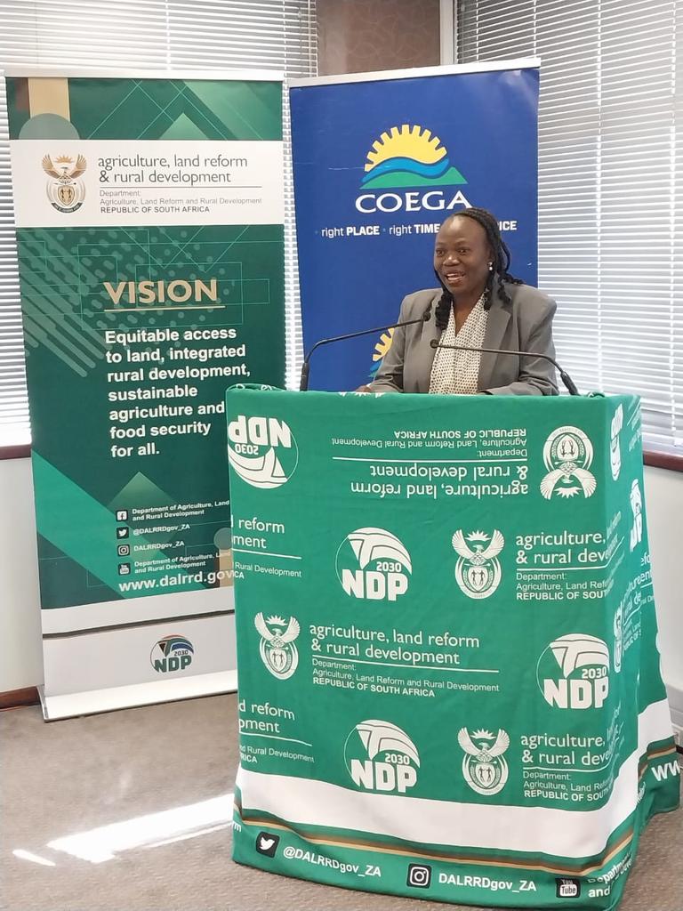 Deputy Director-General of the Rural Development Branch, Ms Nomtandazo Moyo outlining the background of the MoU, that is to be officially signed today. @GCIS_ECape @GovernmentZA @GCISMedia @VukuzenzeleNews #caringgovernment #dalrrdatwork #narysec #nationbuilding #youthempowerment