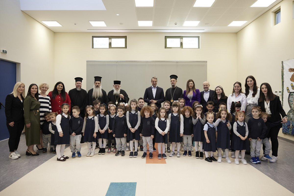 PrimeministerGR's tweet image. Με τον Μακαριώτατο Αρχιεπίσκοπο Αθηνών και πάσης Ελλάδος κ. κ. Ιερώνυμο επισκέφθηκα τον παιδικό σταθμό-νηπιαγωγείο «Ευαγγελισμός Της Θεοτόκου», τον παιδικό σταθμό «Η Ζωοδόχος Πηγή» και το Κέντρο Γεροντολογίας «Άγιος Πορφύριος», που βρίσκονται υπό την εποπτεία της Αρχιεπισκοπής.