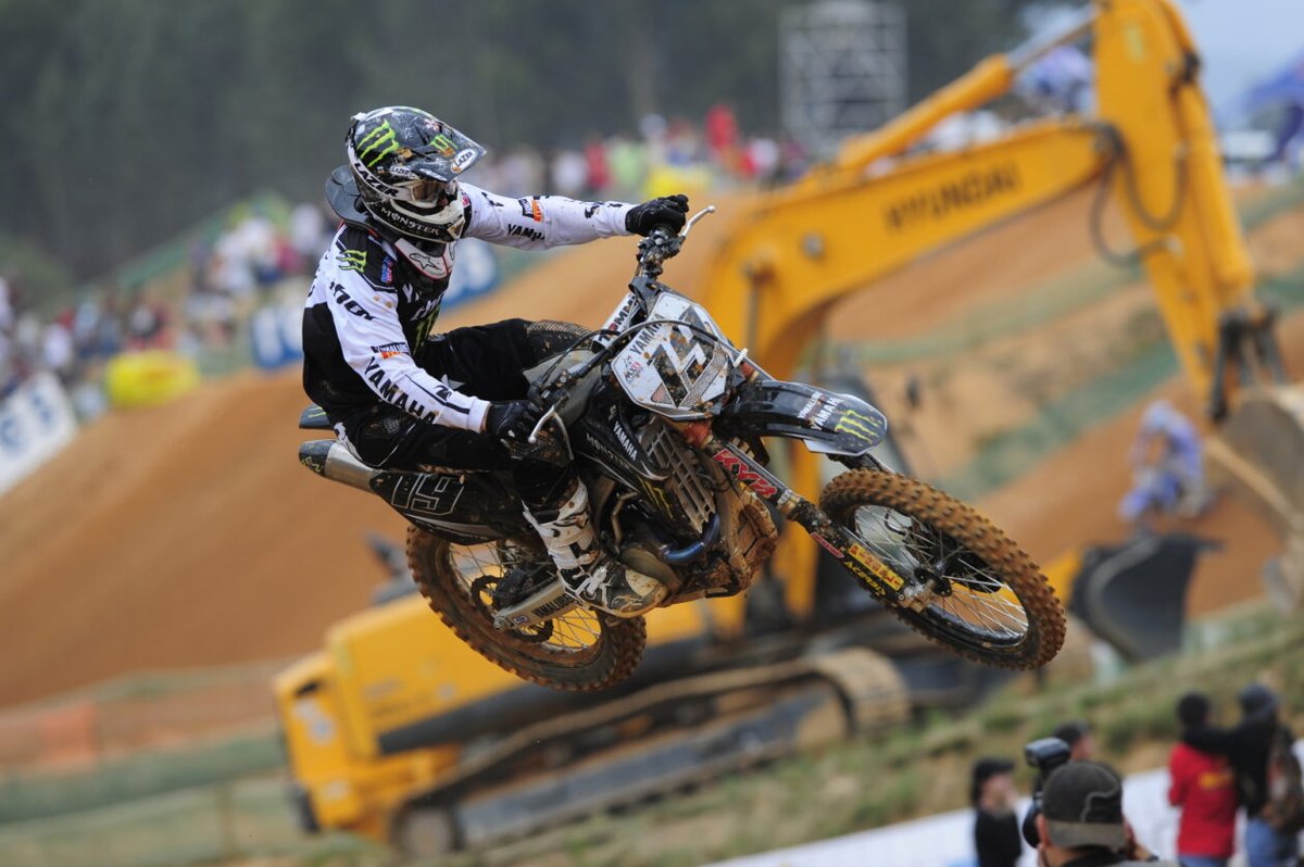 #FlashbackFriday 15 years ago in Agueda 🔙 In MXGP, Antonio Cairoli dominated the GP to take his second MXGP class victory : 🥇Antonio Cairoli (1/1) 🥈Ken De Dycker (2/2) 🥉Clément Desalle (3/3) #MXGP #Motocross #MX #Motorsport