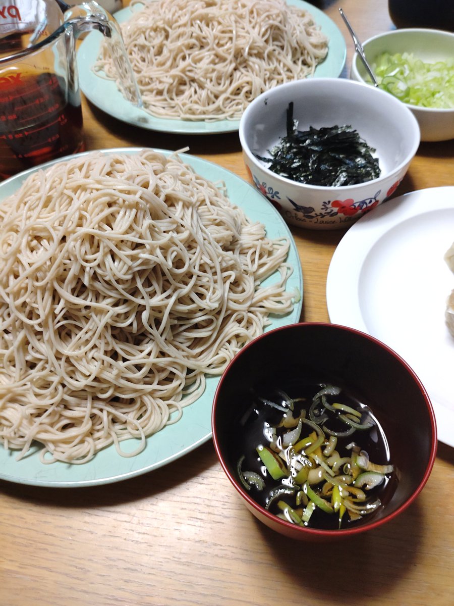 今日のお蕎麦 やっぱ蕎麦屋の蕎麦にはかないませんm(_ _)m 敵う蕎麦を売ってくれm(_ _)m