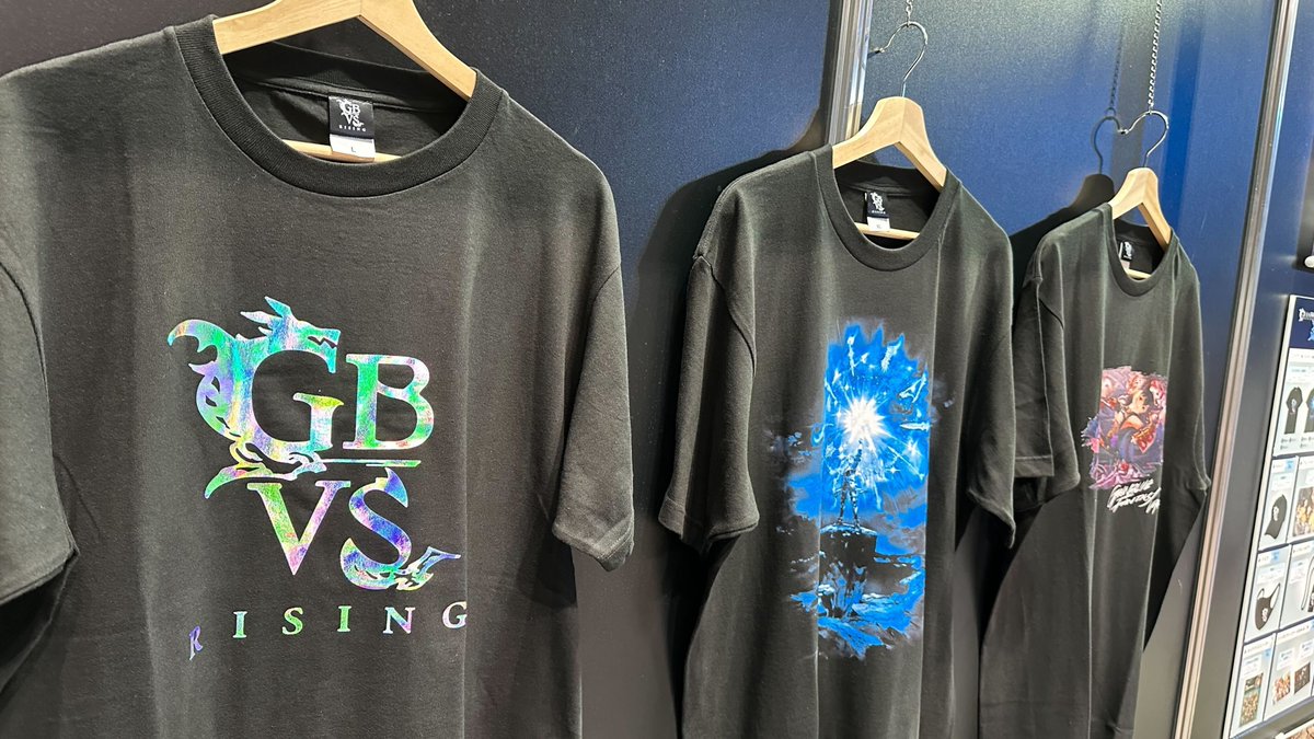 Swing by the Cygames booth at EVO Japan 2024 for #GBVSR merchandise! Holographic Logo T-shirt: This black t-shirt is embellished with a prismatic, holographic GBVSR logo—its color changes depending on the angle you view it from! #EVOJapan2024 Merch: rising.granbluefantasy.jp/en/news/detail…