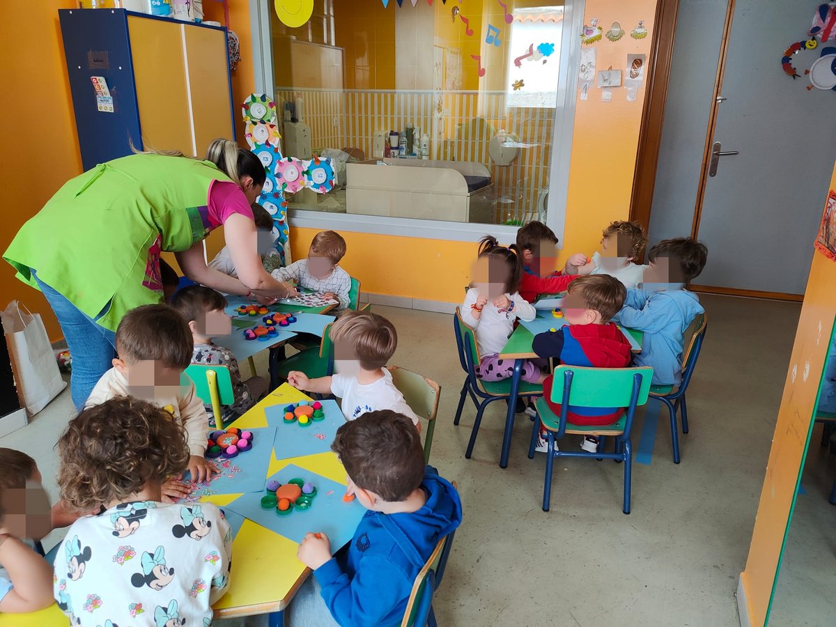 *CRUZ DE MAYO* Durante esta semana hemos estado realizando flores para nuestras Cruces de Mayo con los alumnos de la Escuela Infantil Almendros. ¡¡Os podemos decir que nos están quedando unas cruces preciosas!! No olvides inscribirte, plazo hasta el 1 de Mayo.