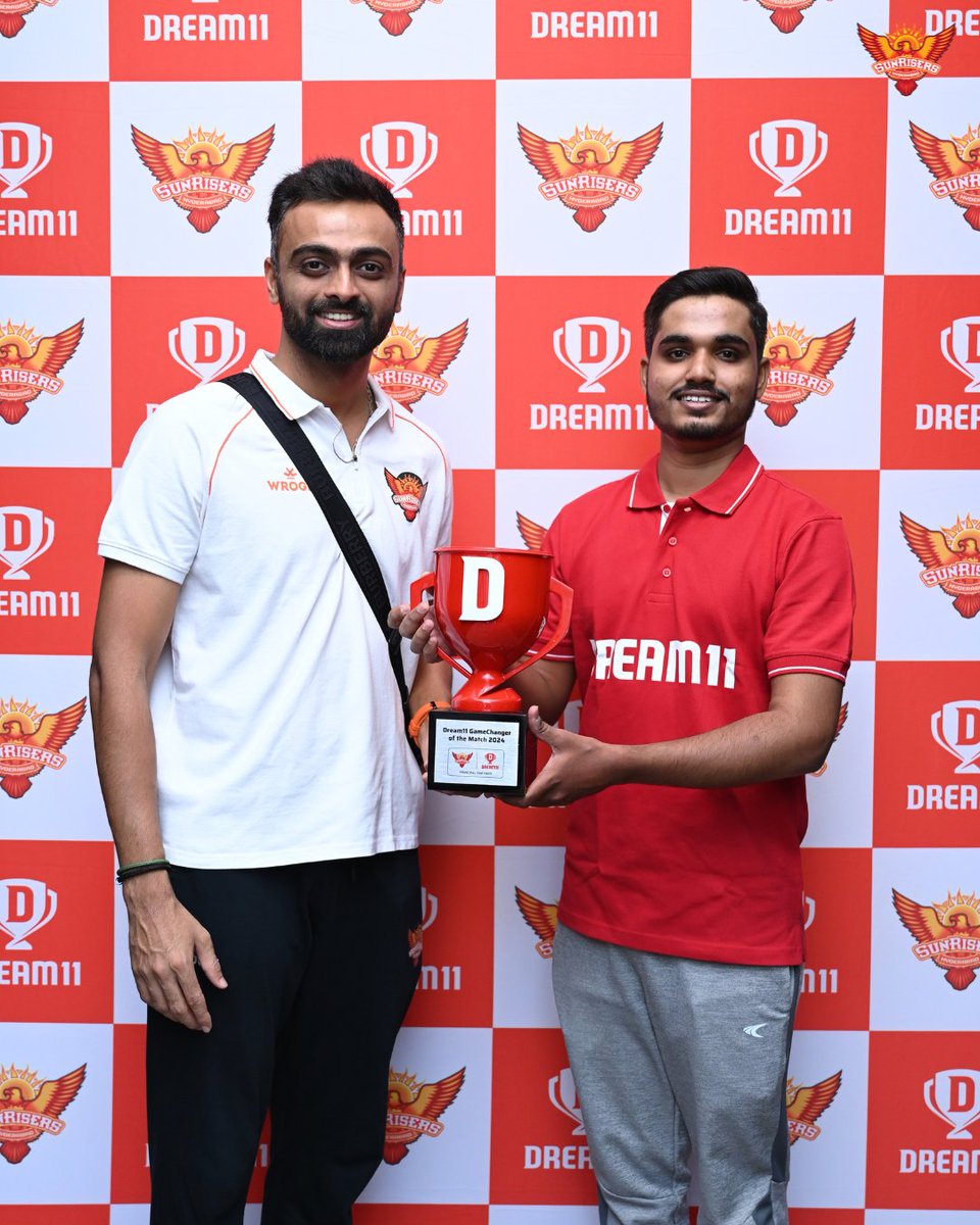 The @Dream11 Champion Fan presented @JUnadkat with the #Dream11GameChanger award for scoring the highest fantasy points in our last game - 92 💪 #PlayWithFire