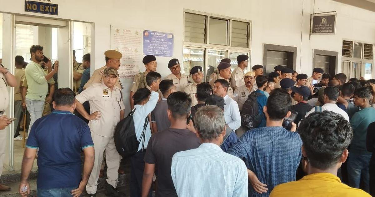 #Assam: Hundreds of voters stranded after six trains cancelled Voting is underway for five seats in Assam. A large number of passengers, however, were unable to go to Karimganj to vote. Most of them were Muslim migrant workers. scroll.in/latest/1067089/
