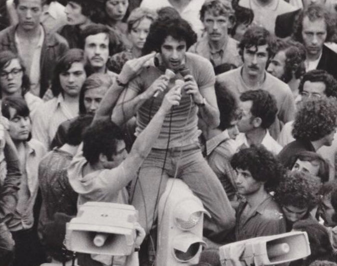 In memoriam. Il y a quatre ans disparaissait #HenriWeber, l’ami irremplaçable. J’avoue n’avoir pas «la force qui enjambe l’absence» (Camus). Tous les jours, il manque et combien !