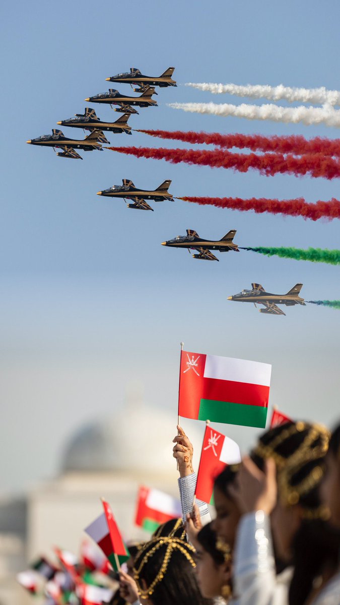 من لا يحبُّ عُمانَهُ؟ ومحمّدٌ
بين الصّحابةِ عن هواها أخبرا!