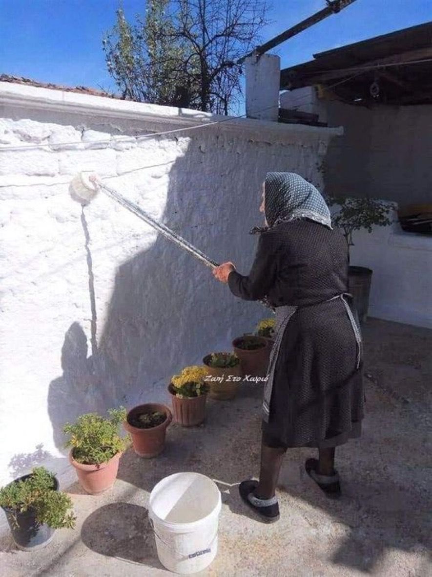 Le donne in Grecia, nei paesi e nelle isole, danno ogni anno, prima di Pasqua, la calce sui muri. 
Disinfetta e riflette la luce.
@massimoborgiao1