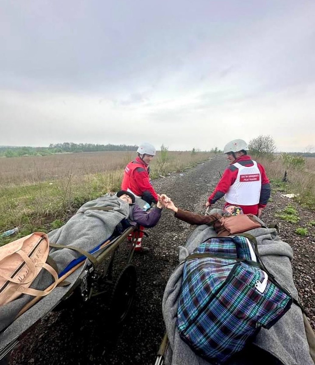 Hanna e Volodymyr La donna è cieca e il marito cammina a malapena lei non ha voluto evacuarsi finché se non poteva tenere la sua mano e sapere che lui era lì I volontari li hanno portati dal territorio occupato di Kherson verso quello sotto il controllo 🇺🇦