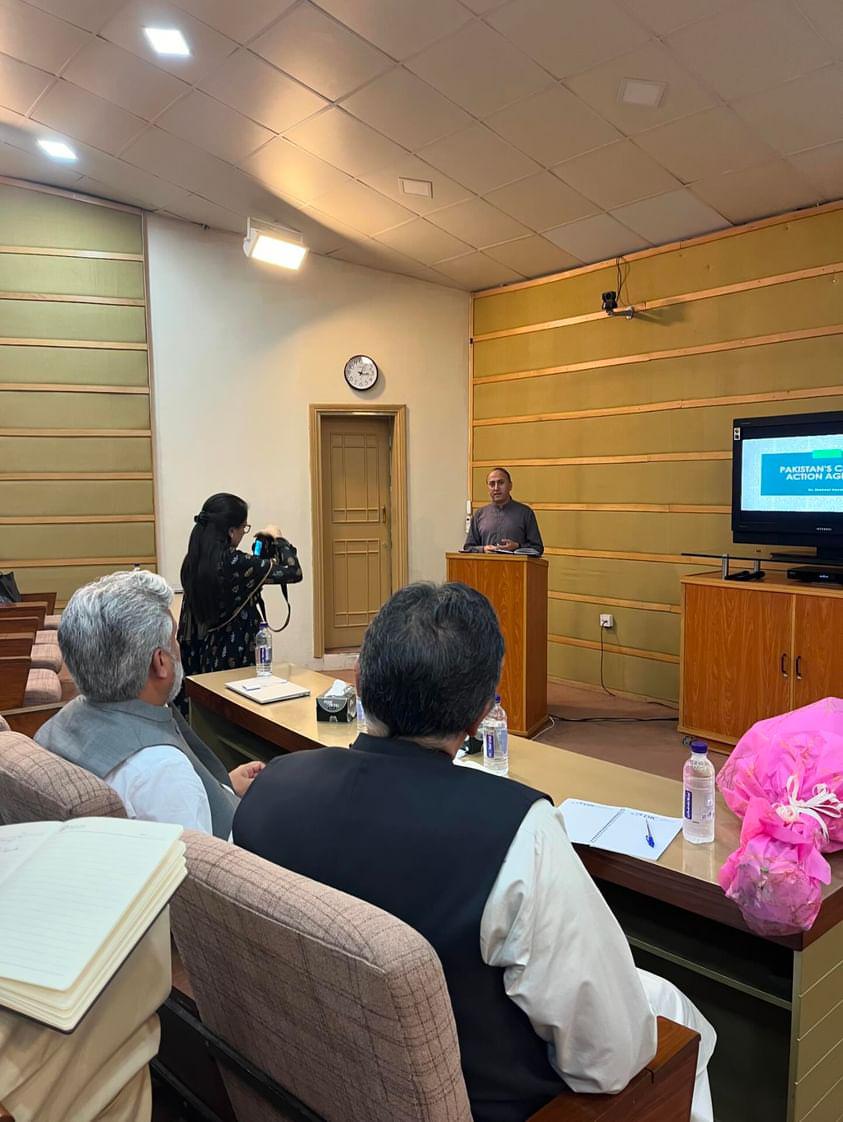 AbruHaider's tweet photo. It takes 900 litres of water to produce 1 cotton shirt. 
Be mindful of consumerism. @hayat_shak49616 sharing his wisdom with #Youthinclimateaction #YoLOGoKP #climatechange https://t.co/OH0VNW3Zed