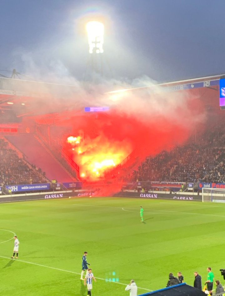 Steeds vaker proberen de media en haar fanboys in Nederland goedkoop te scoren door een hetze tegen de fanatieke voetbalsupporter en pyro te voeren. 

Het feit blijft wel: No Pyro No Party.

Wat een plaat 😍. 

#PSV #HEEPSV#HeePSV
