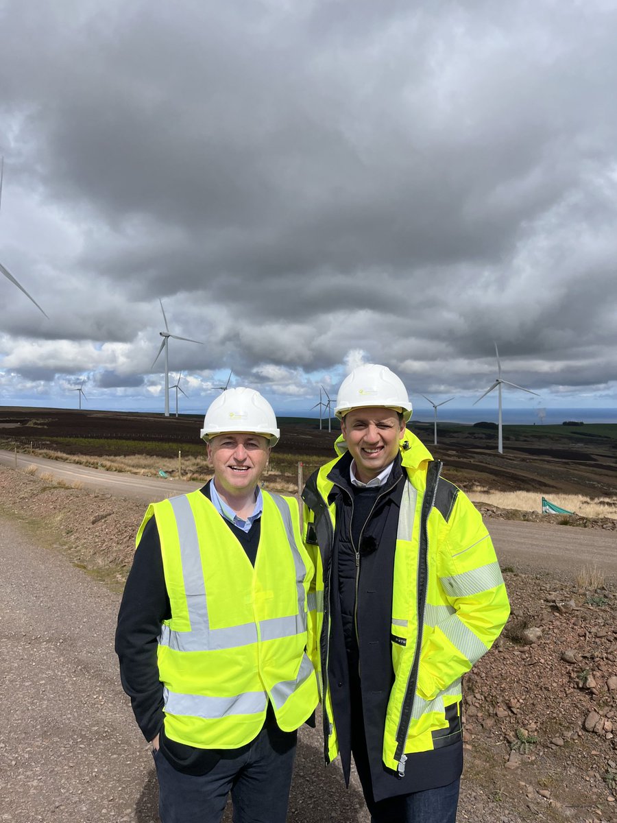 A big thank you to ⁦@AnasSarwar⁩ for still making the time on a busy day to visit Aikengall Community Wind Farm. ⁦@ScottishLabour⁩ is committed to expanding clean power & that commitment provides real opportunities for good jobs here in East Lothian.